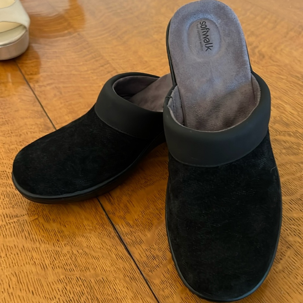 Soft walk leather and synthetic materials size 8 narrow